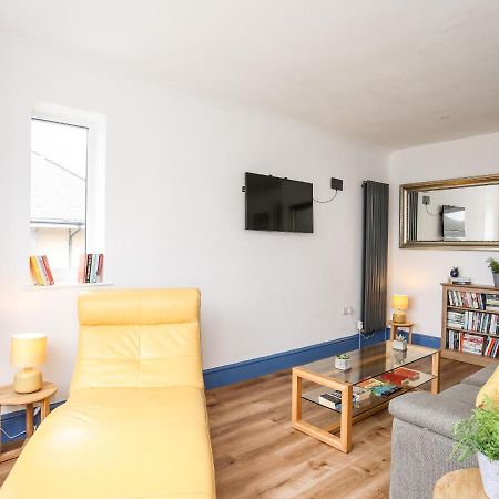 Ty Coets Coach House Apartment เคอร์นาวอน ภายนอก รูปภาพ