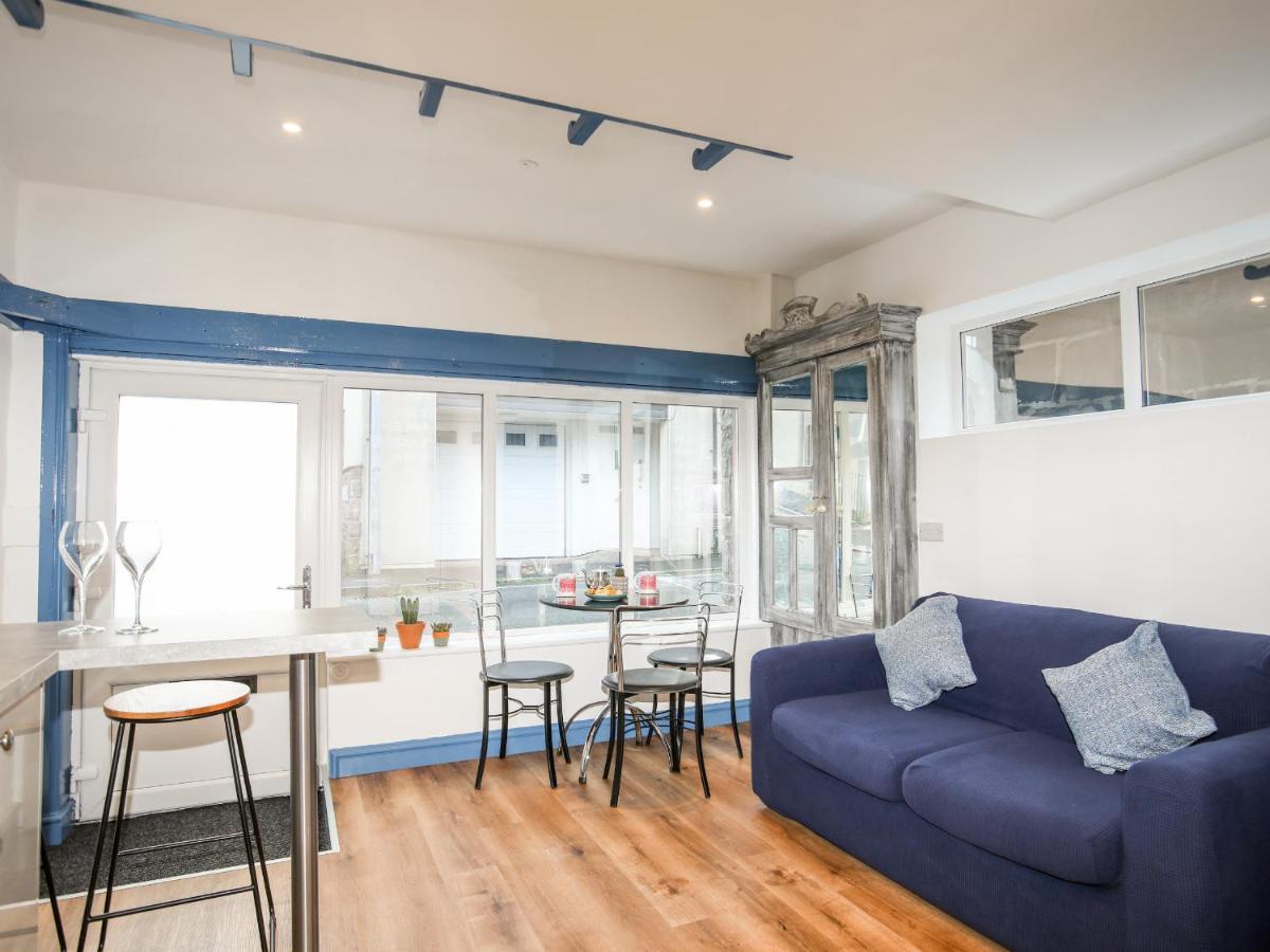 Ty Coets Coach House Apartment เคอร์นาวอน ภายนอก รูปภาพ