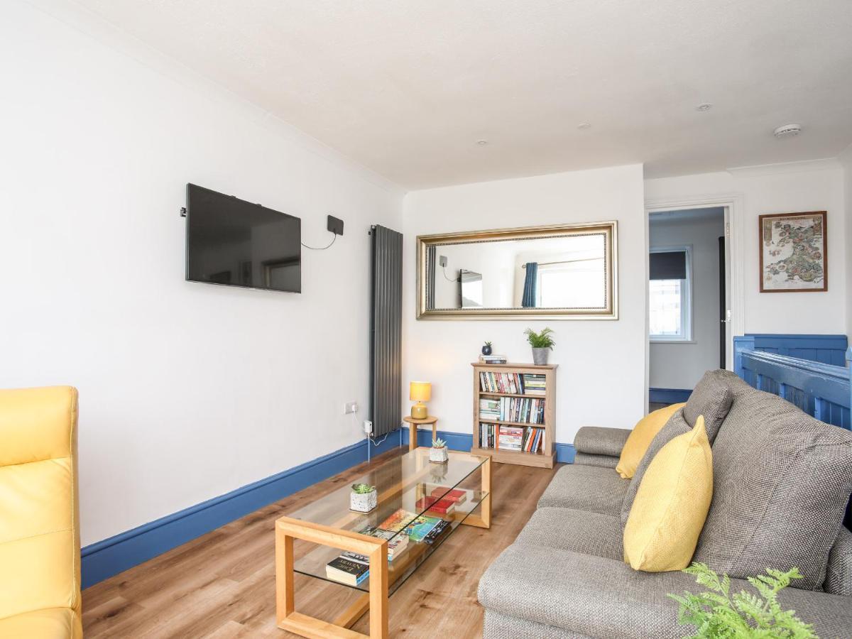 Ty Coets Coach House Apartment เคอร์นาวอน ภายนอก รูปภาพ