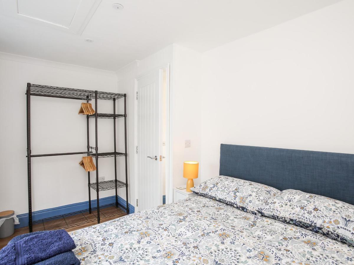 Ty Coets Coach House Apartment เคอร์นาวอน ภายนอก รูปภาพ